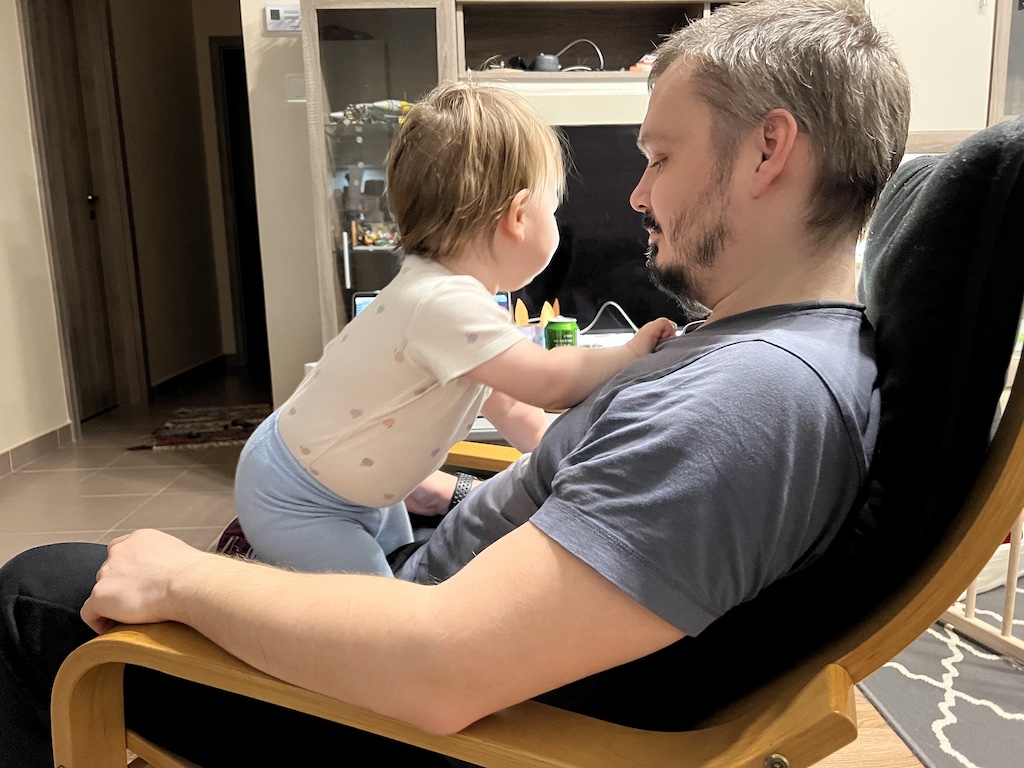 Mini me-vel a fotelben