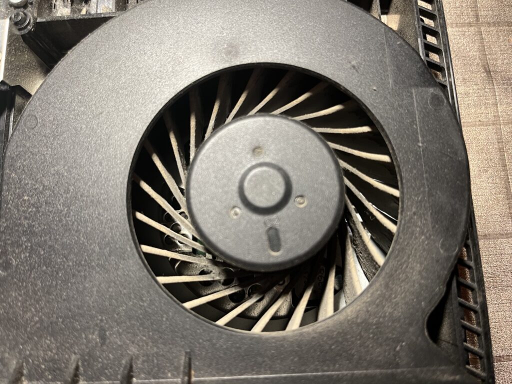 Play Station 4 nagyon poros hűtőventilátora.