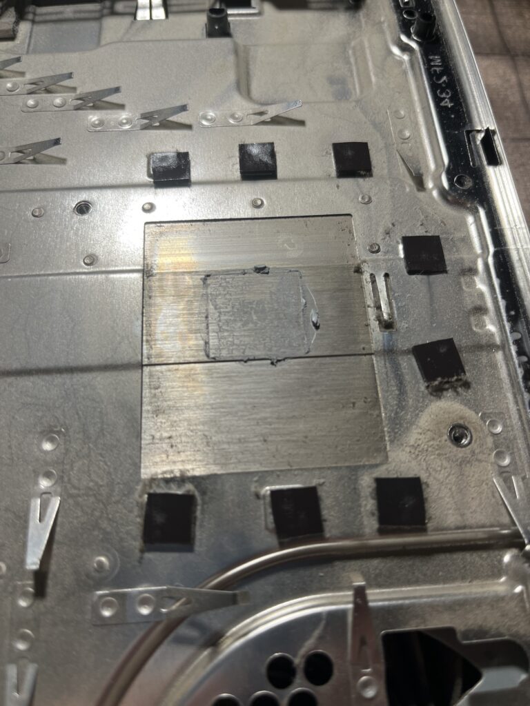 Play Station 4 hűtőfelület még a régi, gyári hűtőpasztával.